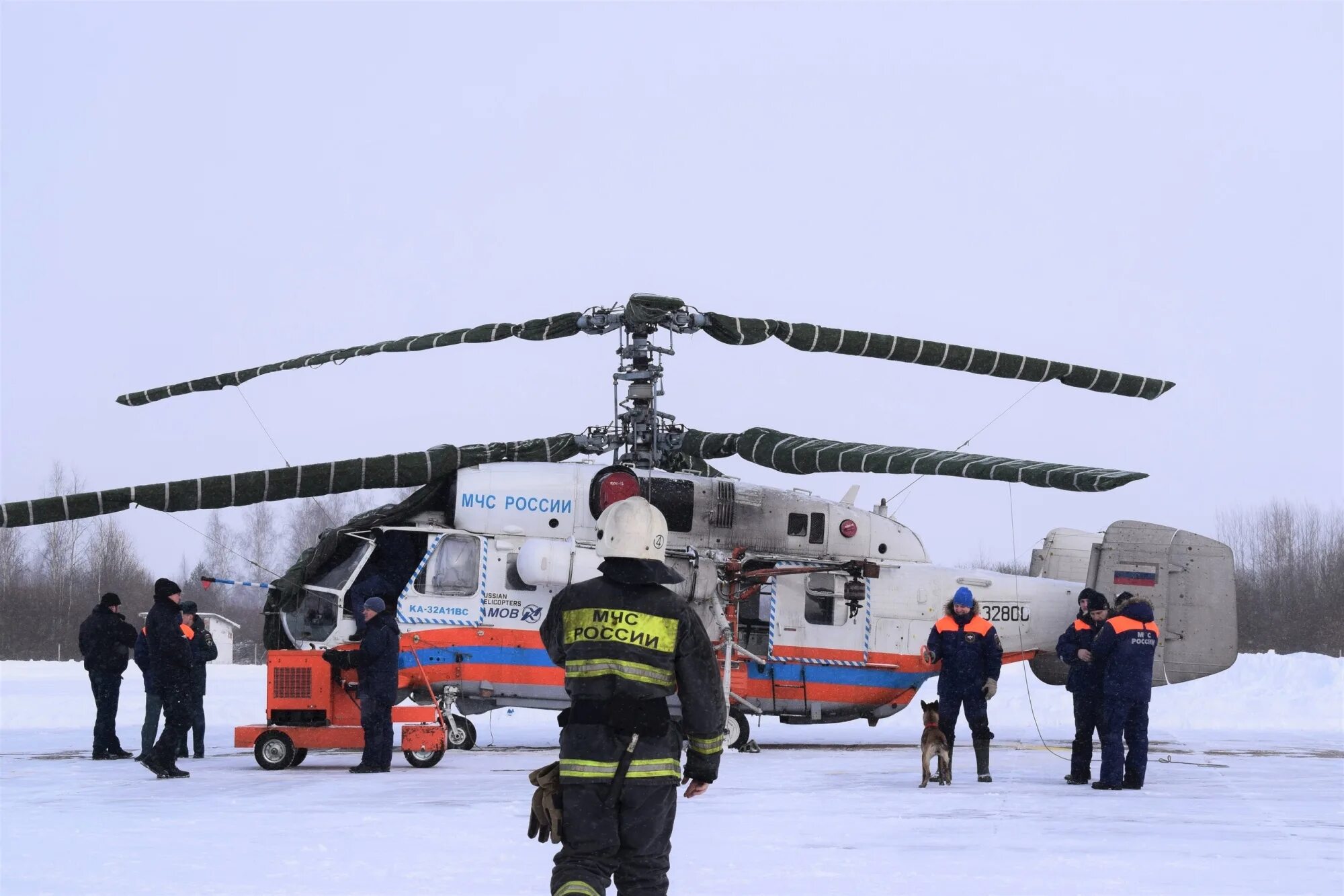 Аварийная новгородской области. Аэродром Кречевицы Великий Новгород. Вертолет МЧС Кречевицы. Аэродром МЧС Кречевицы. Северо-Западный авиационно-спасательный центр МЧС России.