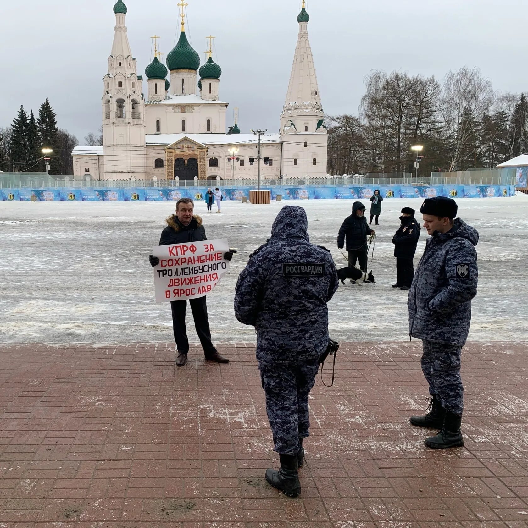 Новости на 21 час. Мужчина вышел на одиночный пикет. Каток на Советской площади Ярославль 2023. 23 Февраля красная площадь. События в Ярославле.