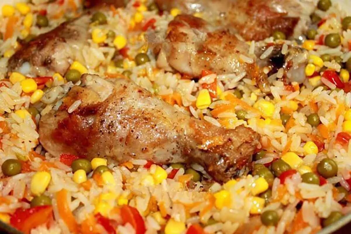 Курица с рисом и овощами в рукаве. Рис с овощами по каталонски. Курица с рисом и овощами по каталонски. Курица по каталонски с рисом. Рис с курицей в духовке.