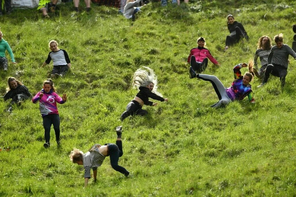 Куперсхилдская сырная гонка, Англия. Cheese-Rolling, Coopers Hill, Gloucestershire. Куперсхилдская сырная гонка в Великобритании. Cooper’s Hill Cheese-Rolling Race. Марафон обезумевших людей