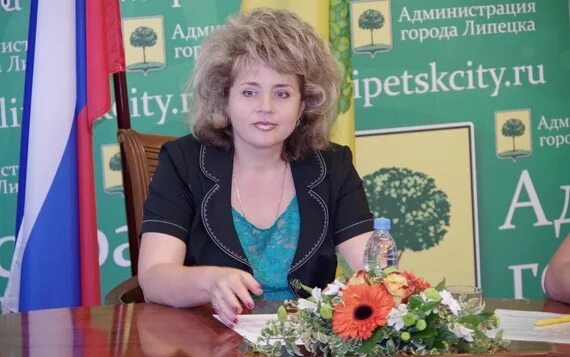 Депутат облсовета Ольга Митрохина вручила участникам конкурса сочинений памятные