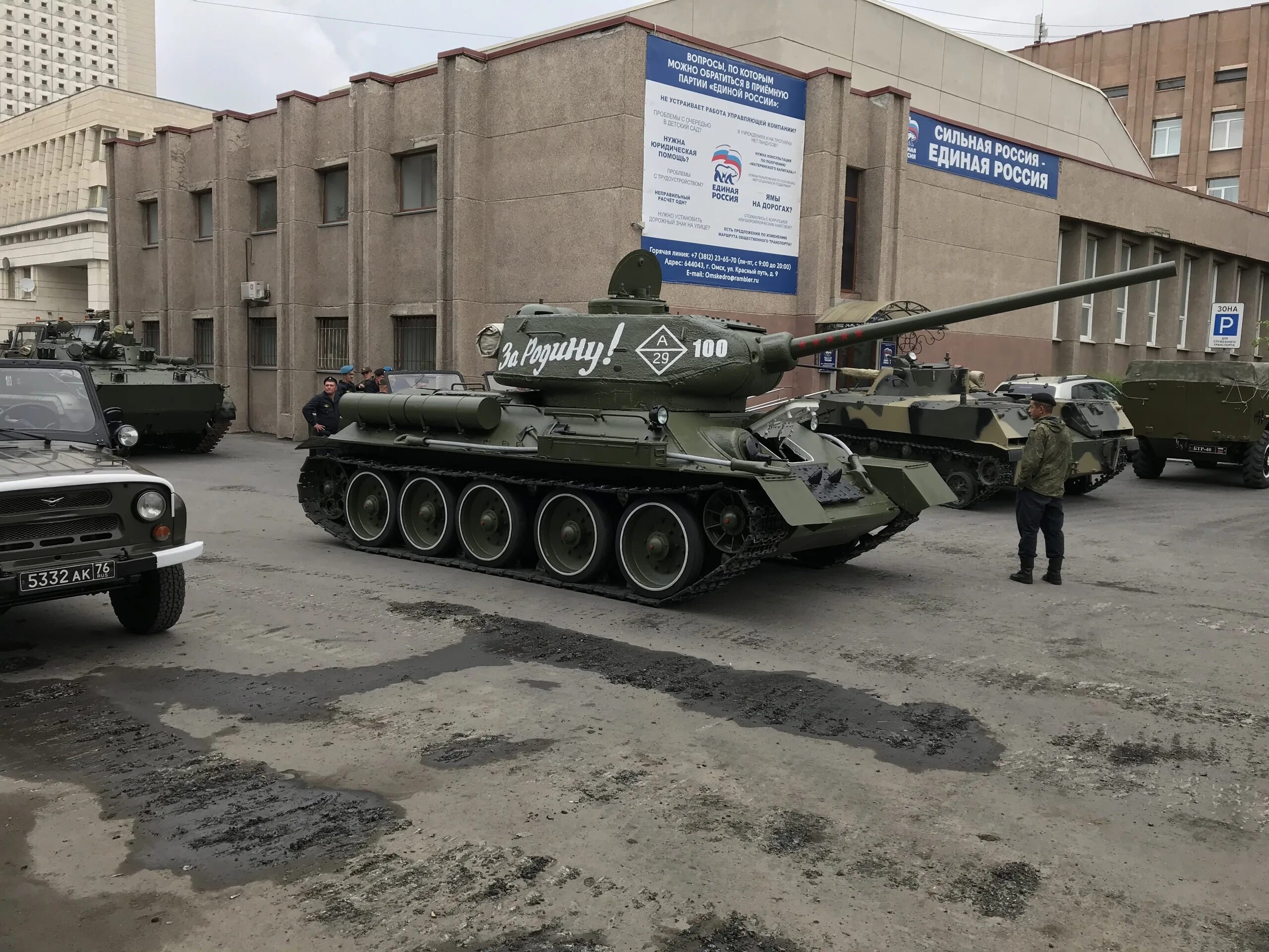 Купить танк в омске. Танк т 80 Омск. Танк во дворе Омска. Танк на Королева в Омске. Танковый завод в Омске 118.