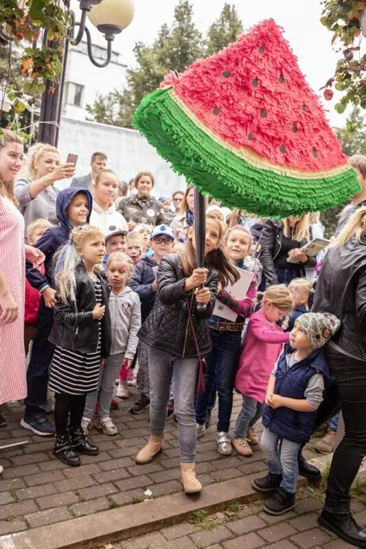 Конкурсы на день рождения 11 девочке. Пиньята для детей. Пиньята на день рождения ребенка. Пиньята "девочка". Забавные конкурсы для детского праздника.