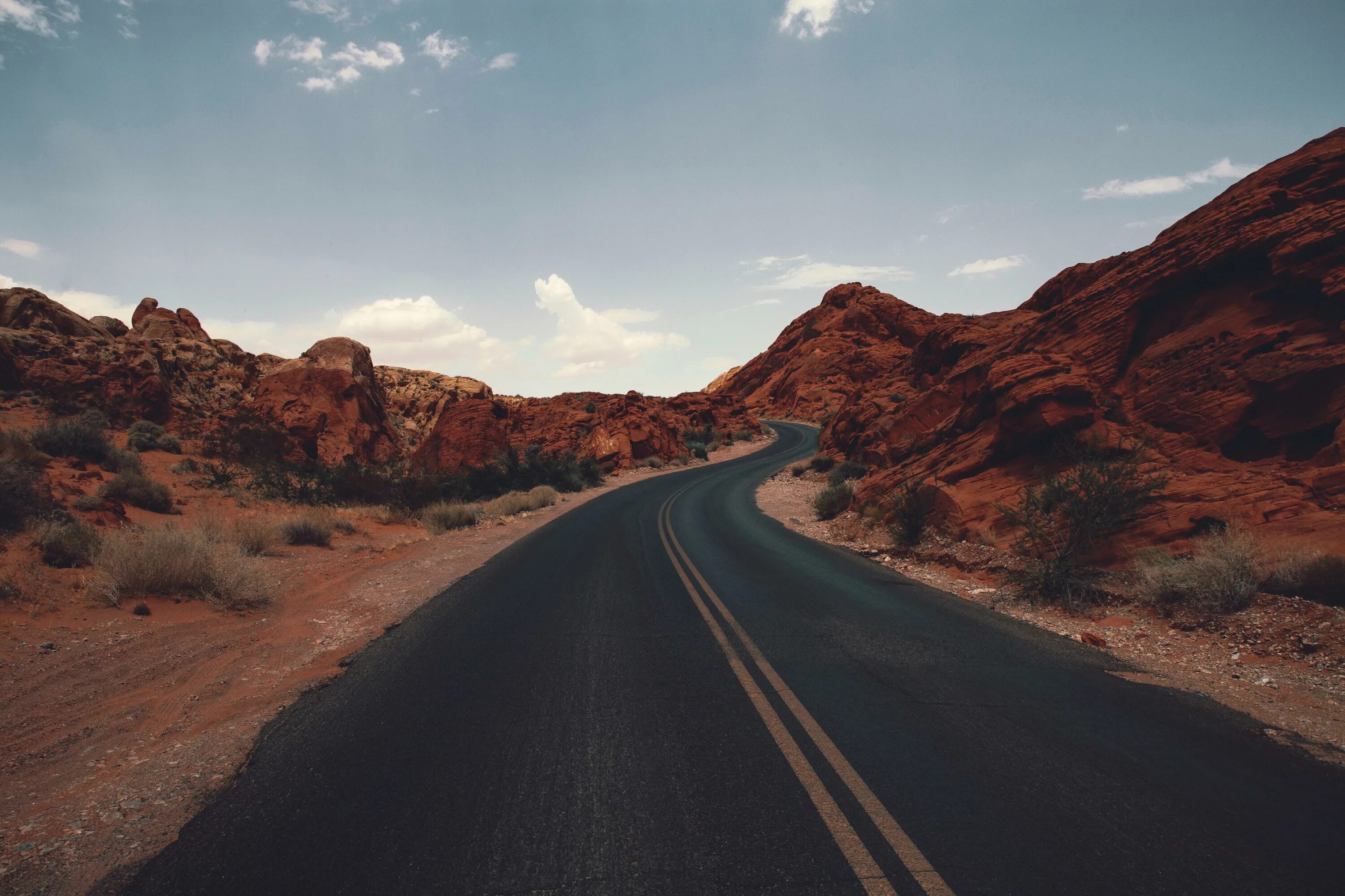 Дорога США прерии. Дороги в Америке. Пустынная дорога. Обои дорога.