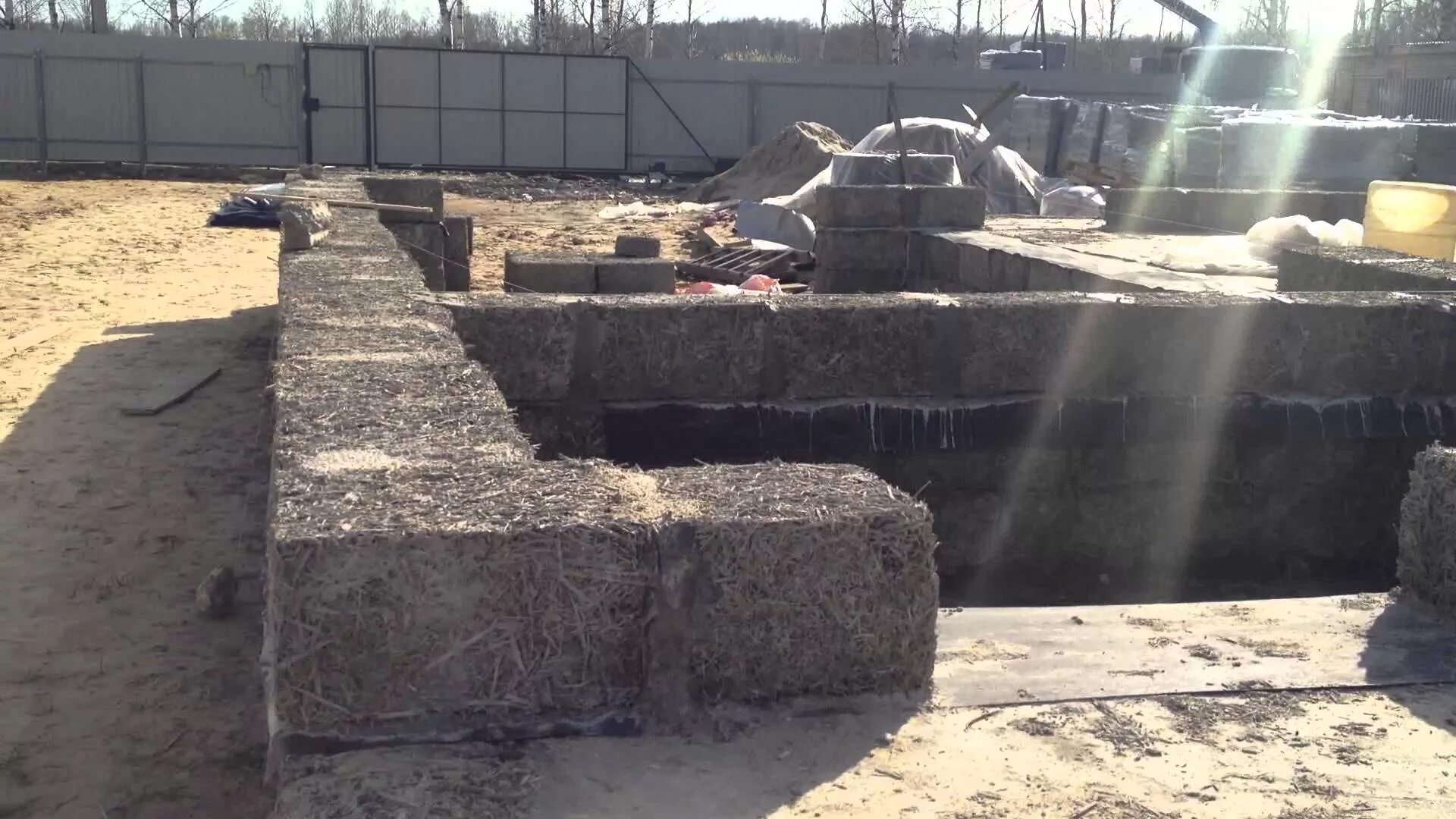 Фундамент из арболита. Фундамент арболит. Фундамент под арболитовые блоки. Блок арболита. Арболит стена.