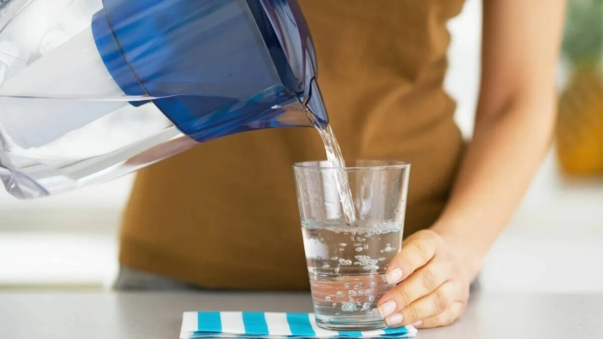 Употребление воды. Пить воду. Чистая вода. Питьевая вода.