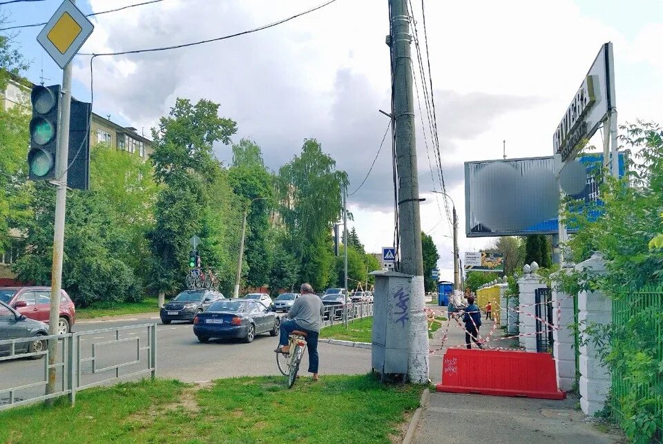 Тверь перекрыли. Остановка тверь. тротуар. остановка автобуса. пешеходная дорога.