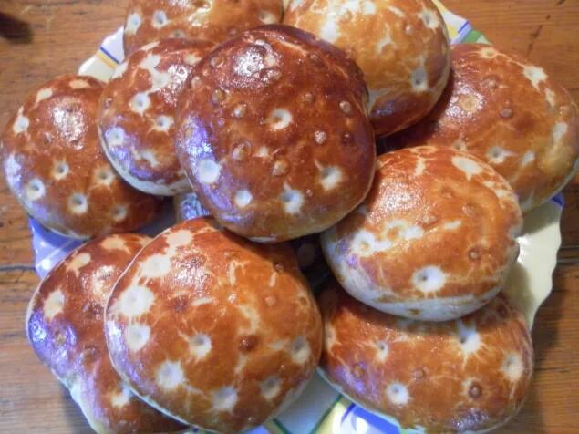 Сметанные булочки. Булочки с творогом и сметаной. Сметанник булочка. Сметанные булочки рецепт. Булочки на сметане.