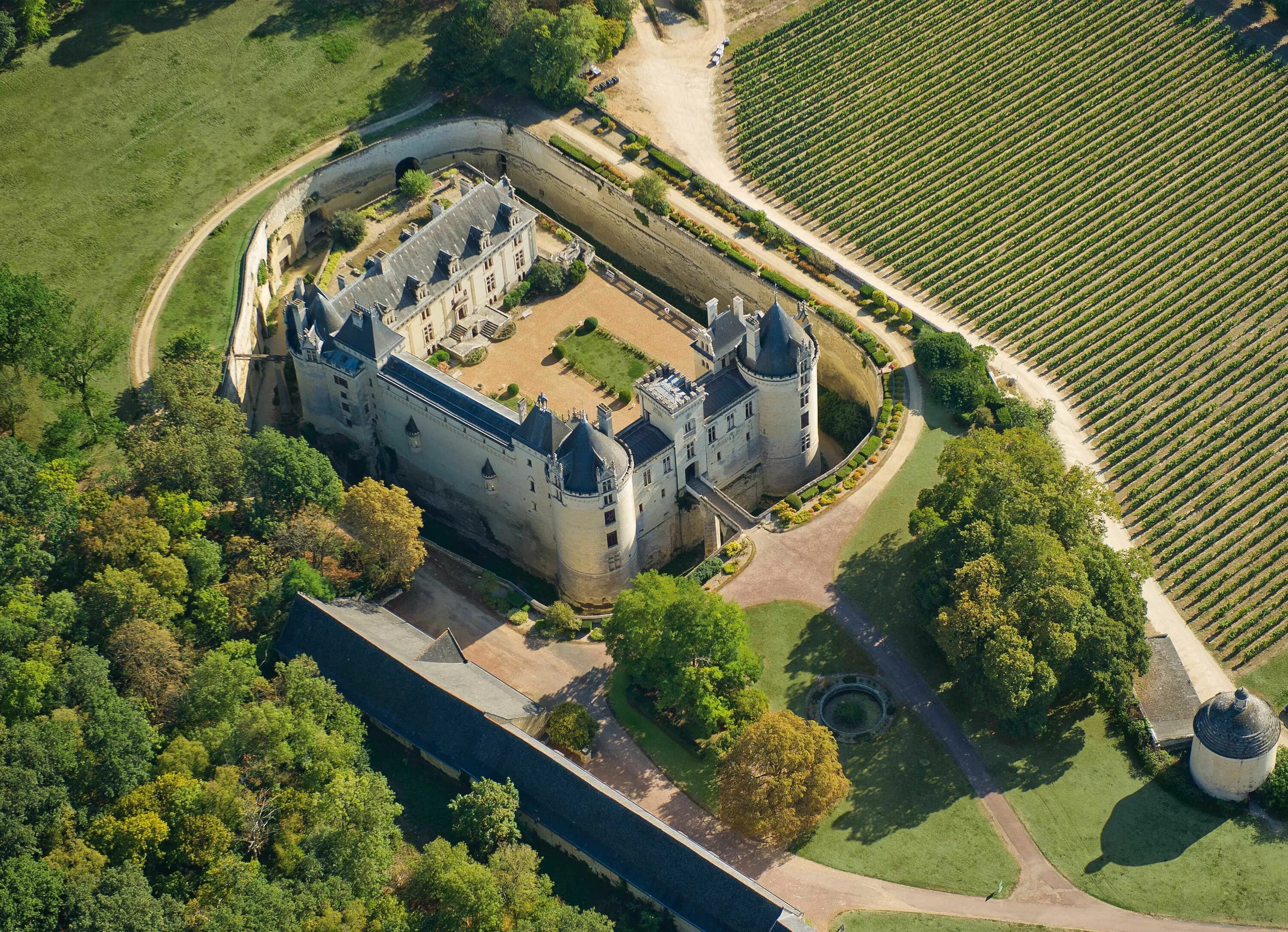 Secret castle. Шато де Клермон замок. Замок Шато де Пьерфон план. Шато де Пьерфон Франция. Замок ла Клейет Франция.