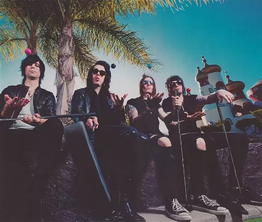 Falling in reverse christmas. Falling in reverse. группа фаллинг ин реверс. музыкальная группа поет оф фоллинг.