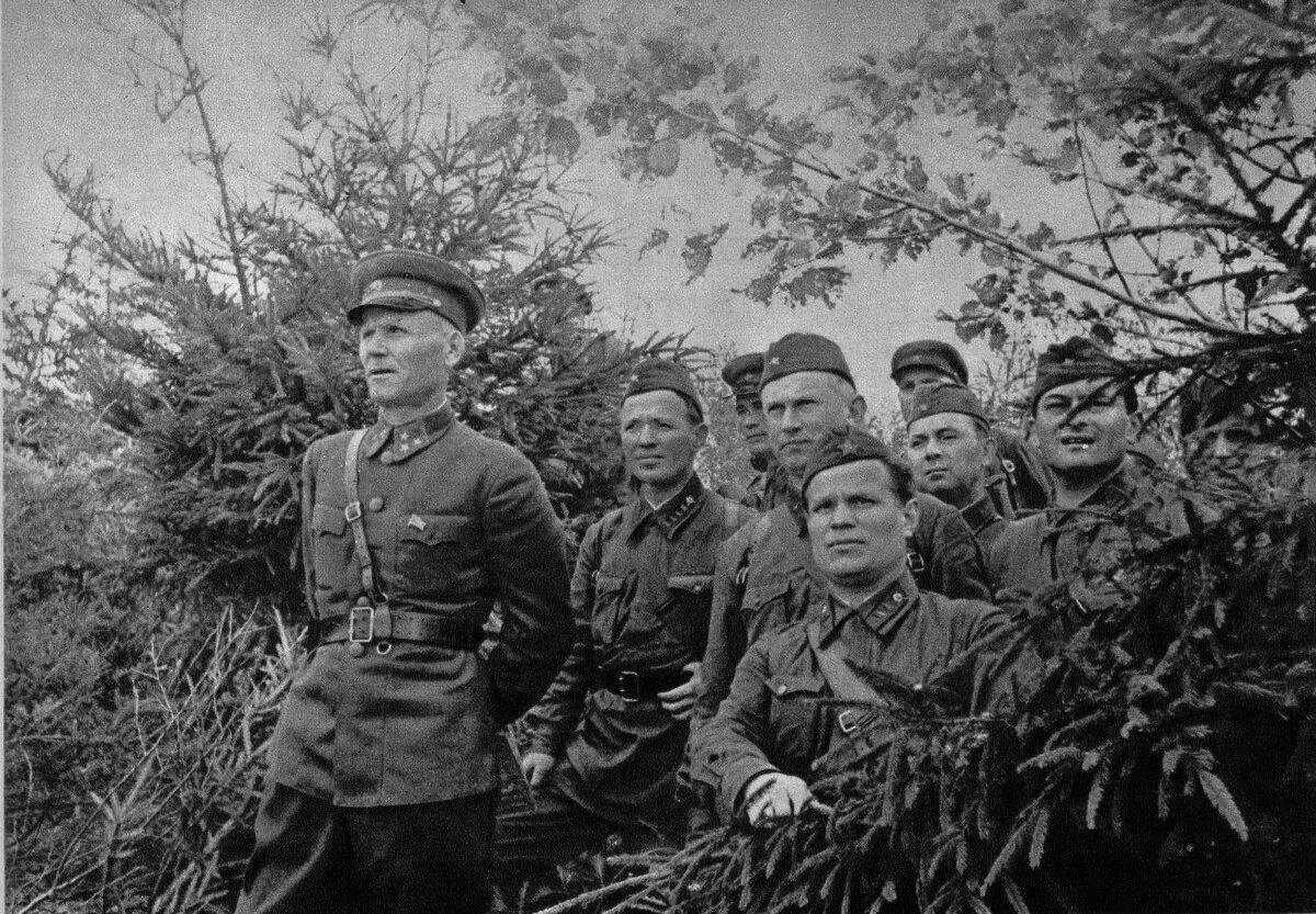 Шолохов в военные годы. Генерал Конев 1941. Маршал Конев на параде Победы 1945. А.А. Фадеев на фронте 1941.