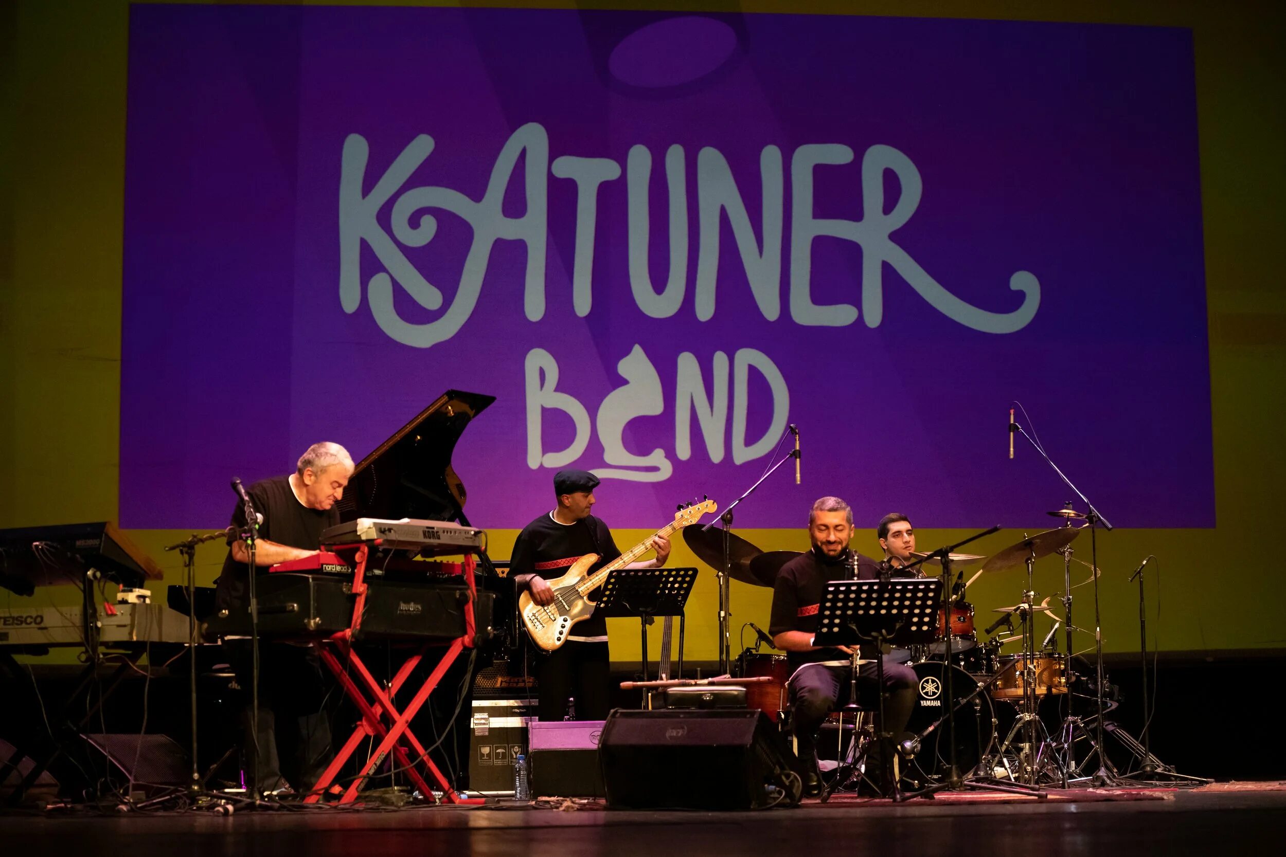 Сурен асатрян. Знаменитый армянский джаз исполнитель. Армянский джазмен. Джаз армянин. Никогайос вартанян джаз.