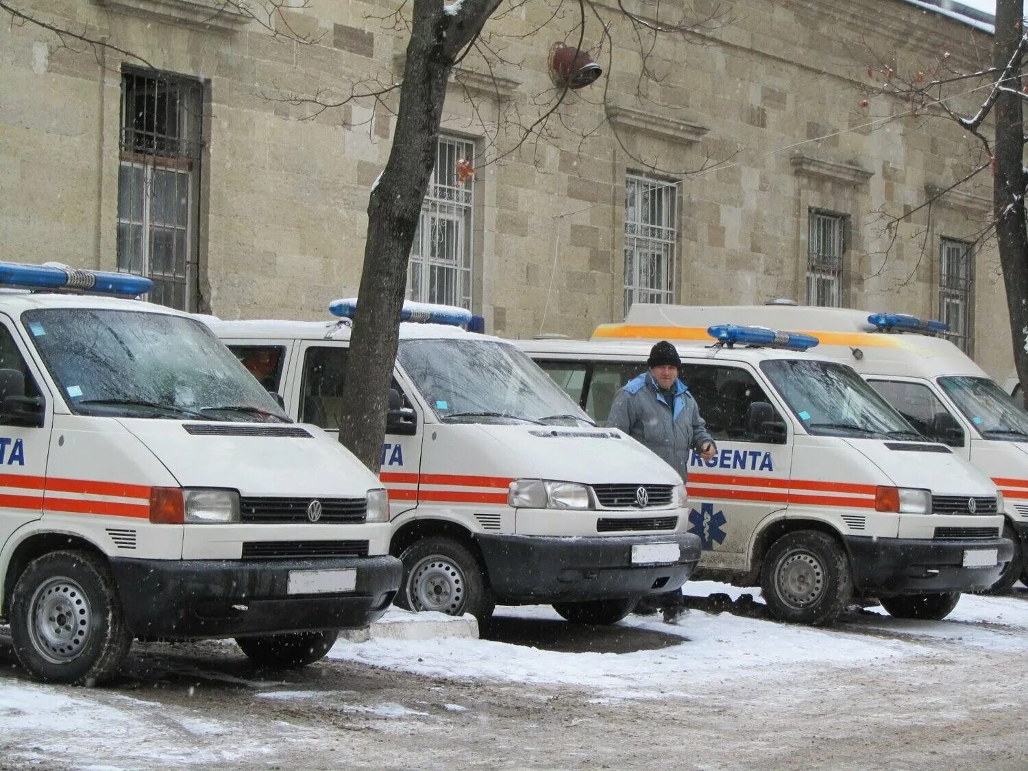 Больницы кишинева. Больница скорой помощи Кишинев. Машины скорой помощи в Кишиневе. В Кишиневе скорая с сиреной.