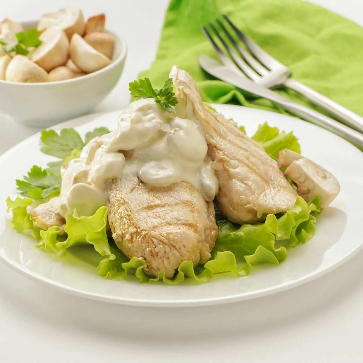 Куриное филе в соусе с чесноком. Куриная грудка бон фам. куриная грудка с грибным соусом. куриные грудки в сливочном соусе. куриная грудка в сливочно грибном соусе.