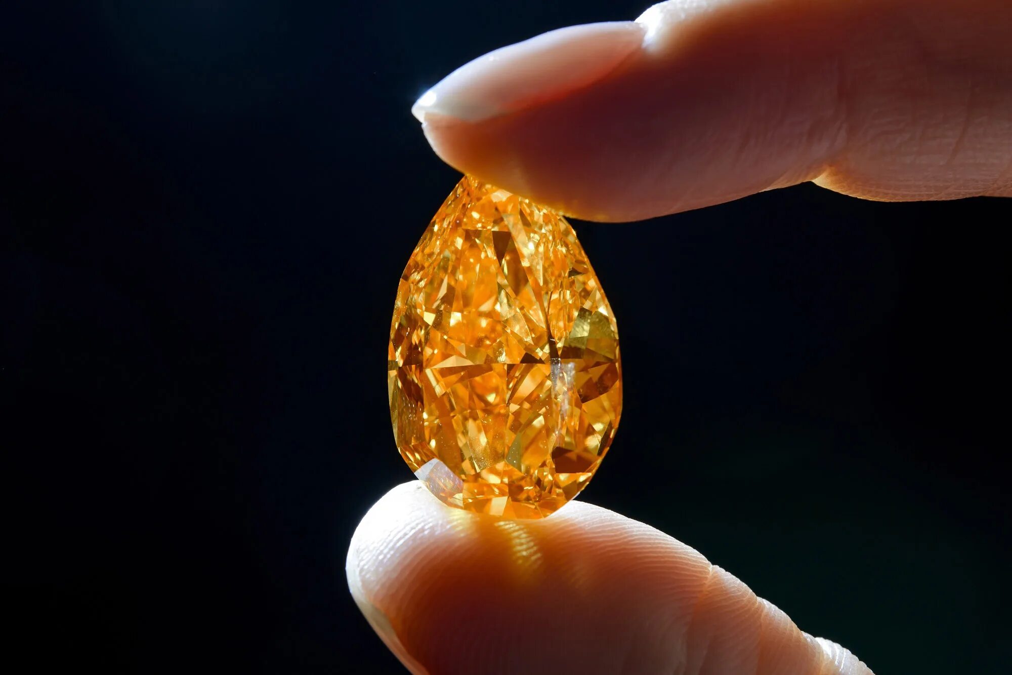 Какие драгоценные камни самые дорогие. САМОЦВЕТ камень жёлтый Алмаз. Редкие бриллианты. Самый дорогой камень. Золотой драгоценный камень.