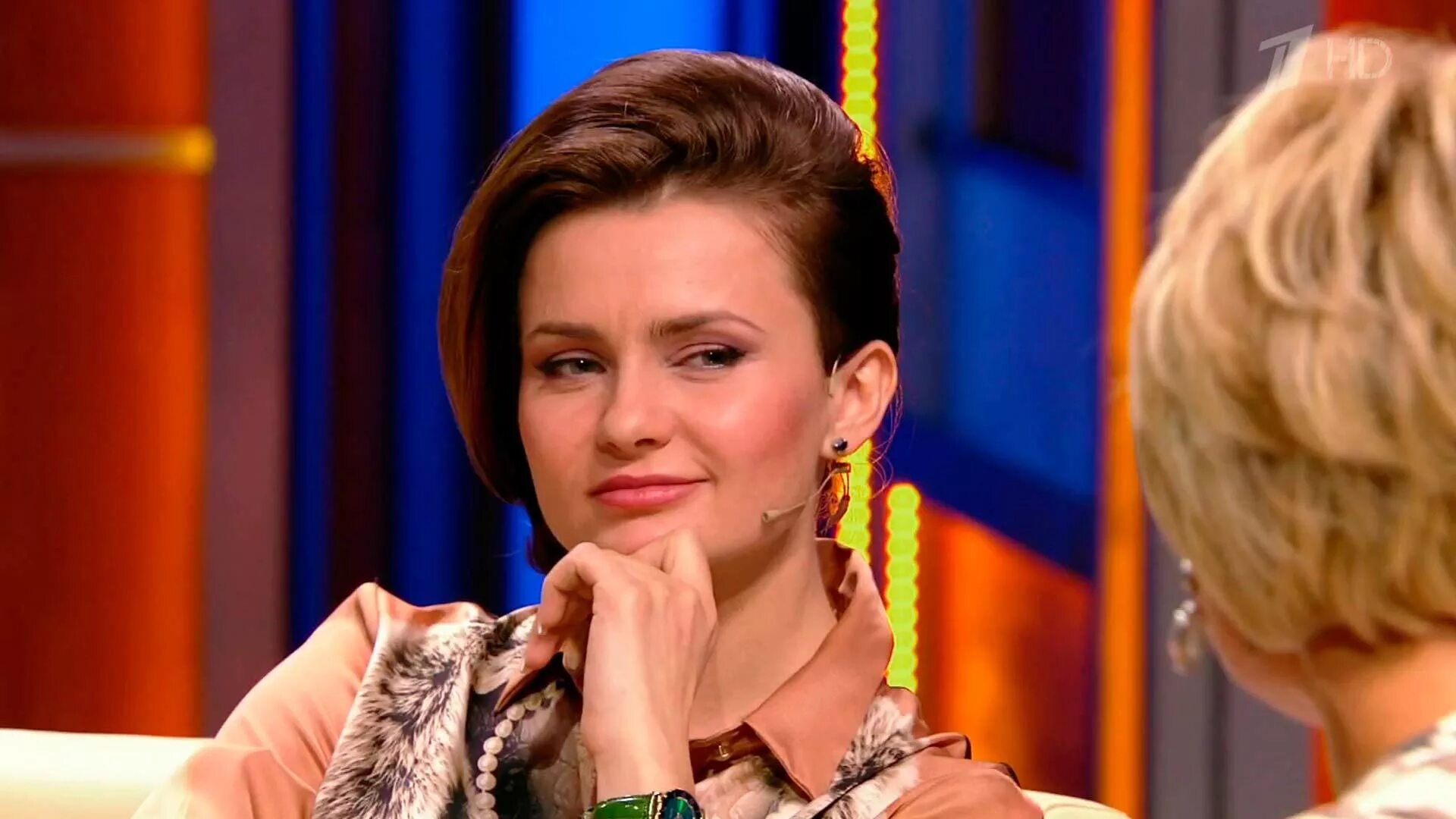 Передача меньшовой наедине со всеми все. Юлия меньшова в передаче наедине. Юлия меньшова в передаче наедине. Передача меньшовой наедине со всеми все. Юлия меньшова стрижка 2022.