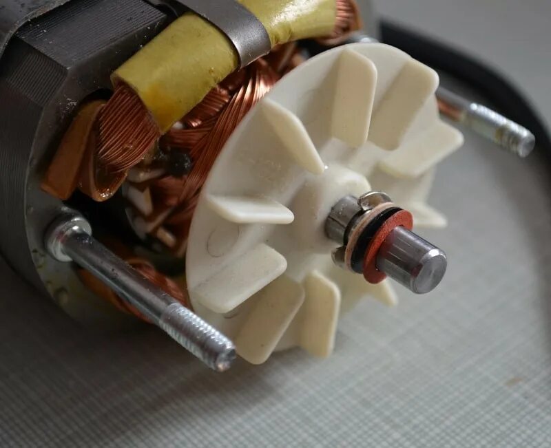 мотор от швейной машинки щеточный. электродвигатель для компрессора 220в 2. электродвигатель для напольного вентилятора 45 w 220v. двигатель для напольного вентилятора 45w binatone. двигатель бытовой машины.