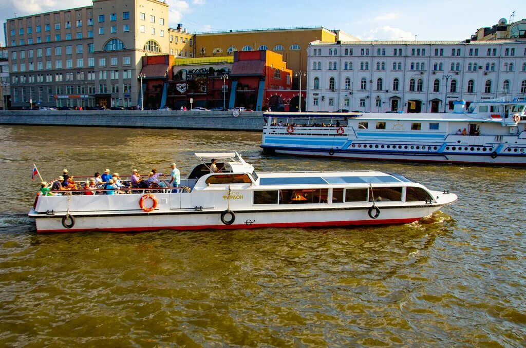 Водное такси москва. Теплоход фараон. Теплоход по Москве реке. Теплоход Московский. Прогулочный катер Москва река.