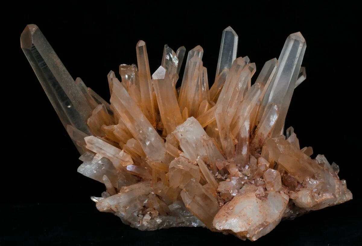 Quartz crystal. Мадагаскарский кварц. Кристалл кварца. Кристалл кварца необработанный. Лемурийский кварц.