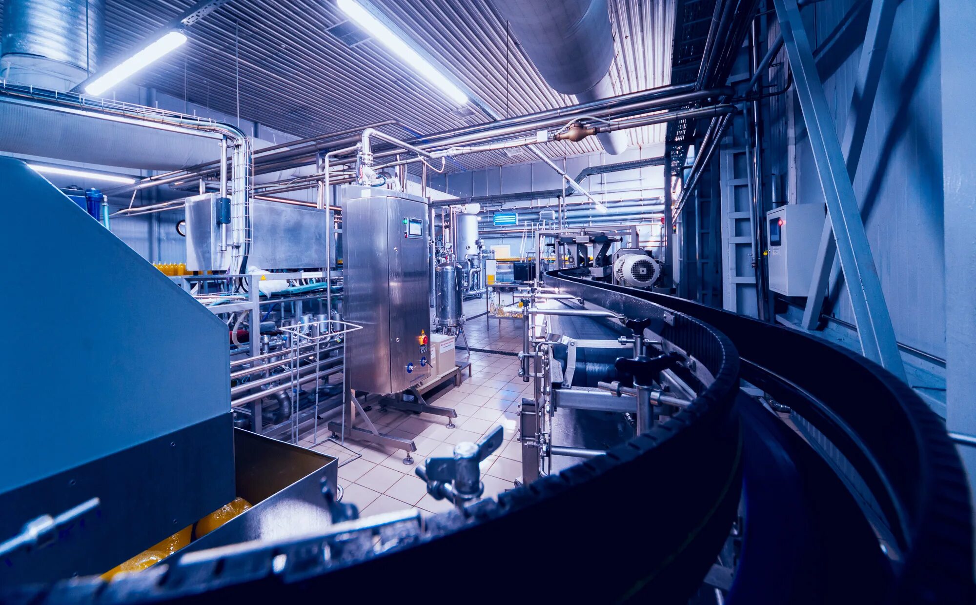 Промышленные роботы. Инжиниринг металлообработка. Modern manufacturing. Workshop facility location. Modern manufacturing.