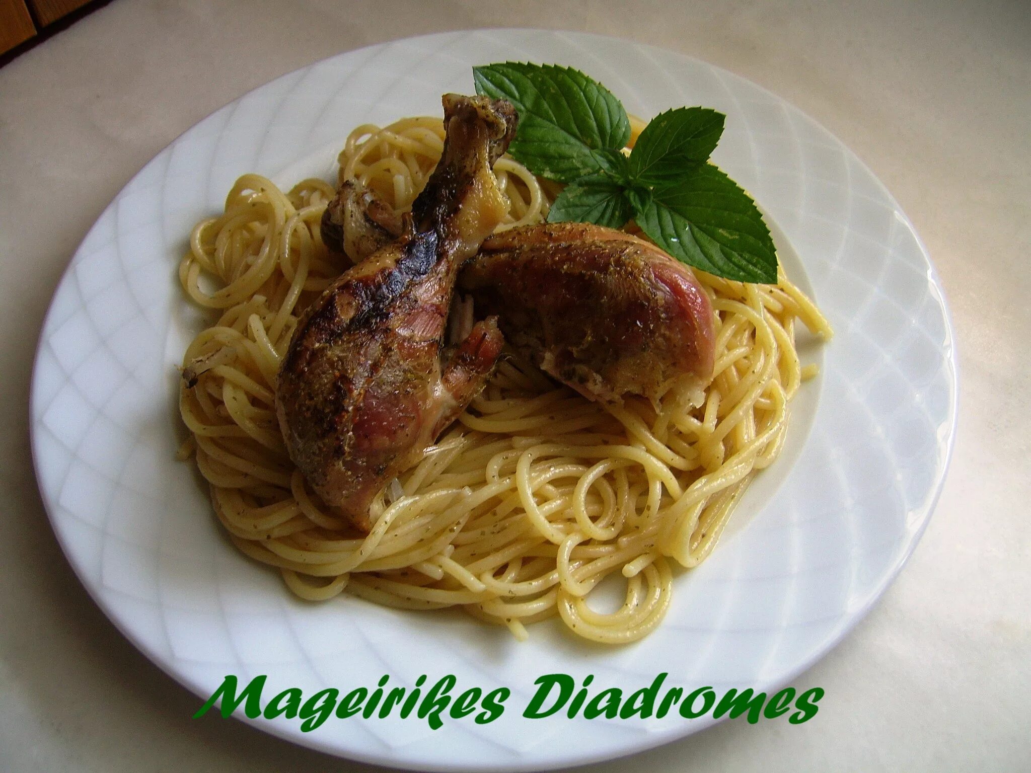 курица смасмакаронами. курочка с макаронами. суп с лапшой и куриной ножкой. спагетти с куриной голенью. куриная голень с макаронами.