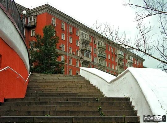 Ул строителей д 5. Красные дома улица строителей 4. ул строителей д6 москва. красный дом на улице строителей. красные дома на улице строителей.