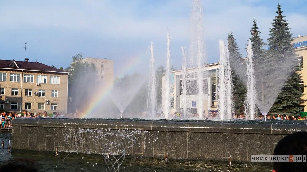 Город Чайковский фонтан. Город Чайковский Пермский край.