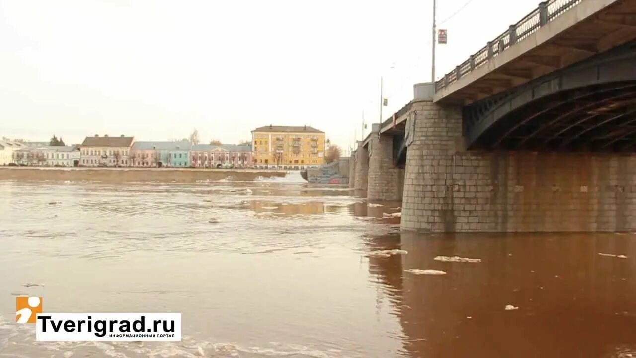 Уровень волги в ярославле сегодня. Потоп Волга Тверь 2013. Разлив Волги в Твери. Наводнение в Твери в 2013 году. В Твери разлилась Волга.