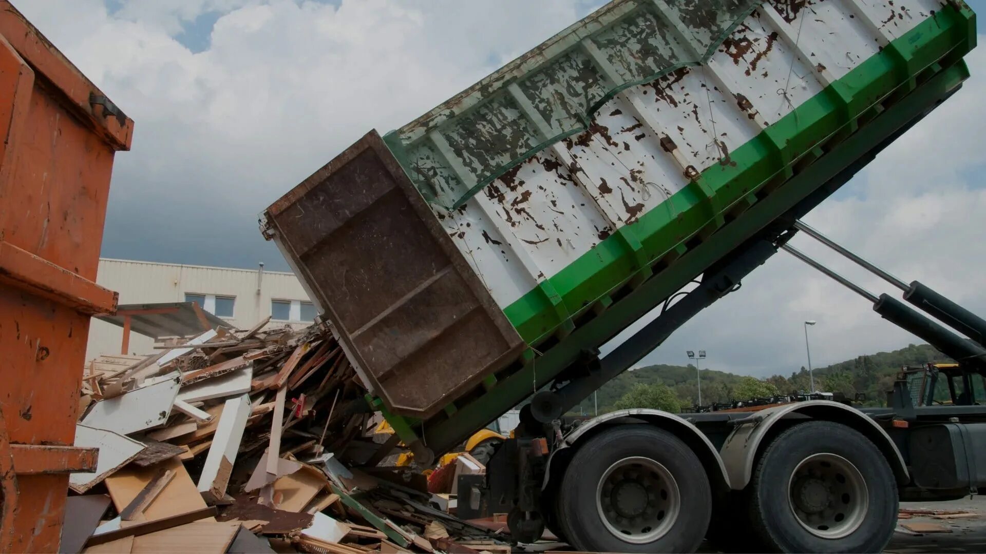 Мусоровоз с мусором. Мусоровоз камаз хартия. Автомобильный транспорт. Перевозка отходов. Утилизация крупногабаритного мусора.