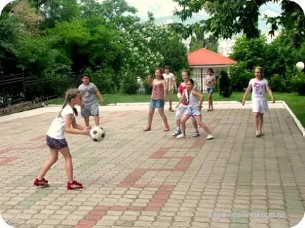 Играть в вышибалы