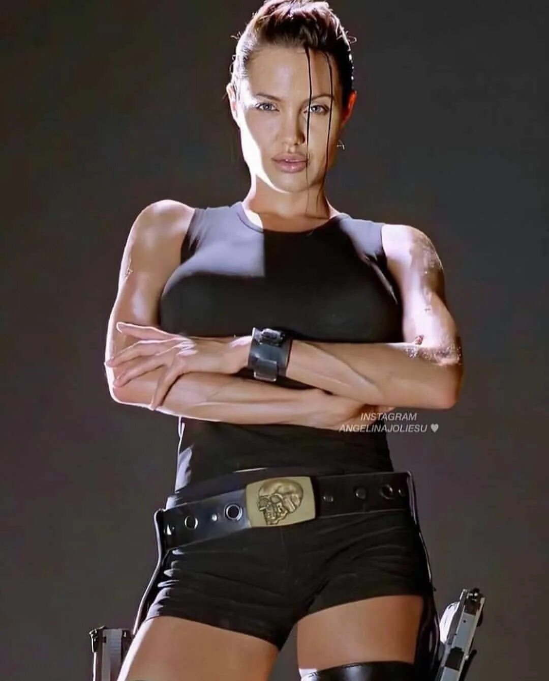 Томб райдер джоли. Анджелина джоли сцена с мини играми. Tomb raider анджелина джоли. Анджелина джоли в роли лары крофт. Анджелина джоли томб райдер.