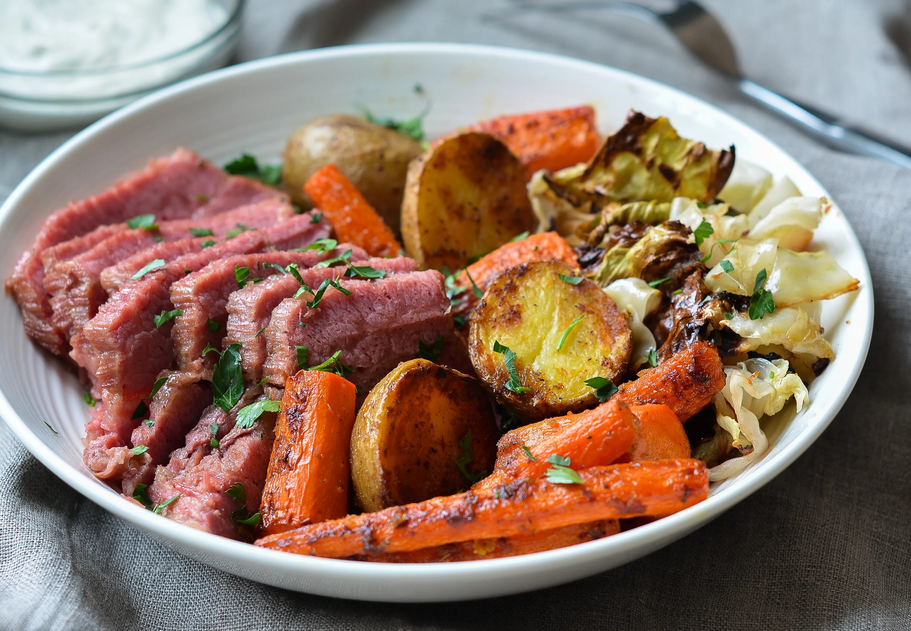 Блюда из мяса с гарниром. Corned Beef and Cabbage блюдо. Ростбиф с овощами гриль. Гарнир к говядине. Ростбиф с гарниром из овощей.