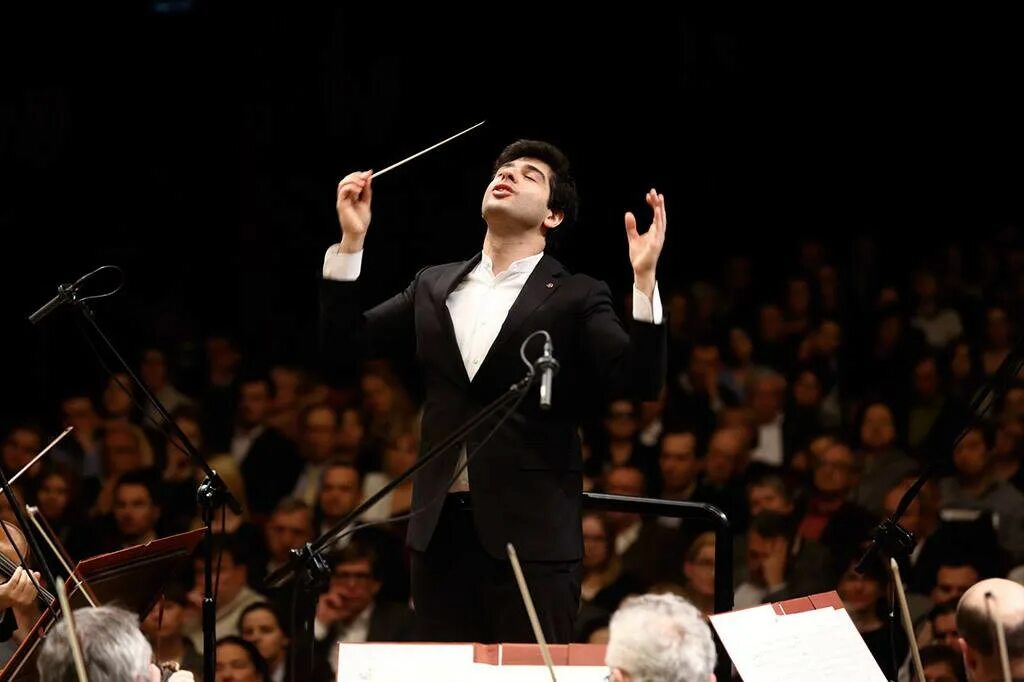 Максим емельянычев дирижер жена. Албегов георгий владимирович дирижер. Молодой дирижер. Хетаг тагаев дирижер. Молодой дирижер.