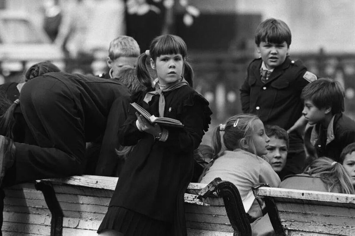 Школа 1990. Школьники 1990. Школьники СССР. Перемена в Советской школе.