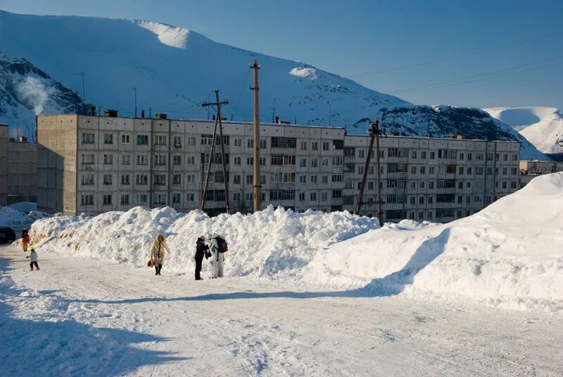 Кировск горнолыжный курорт вудъявр. Кировск мурманская область в марте. Горы город кировск мурманская область. Кировск мурманская область центр города. Хибины кировск мурманская область.