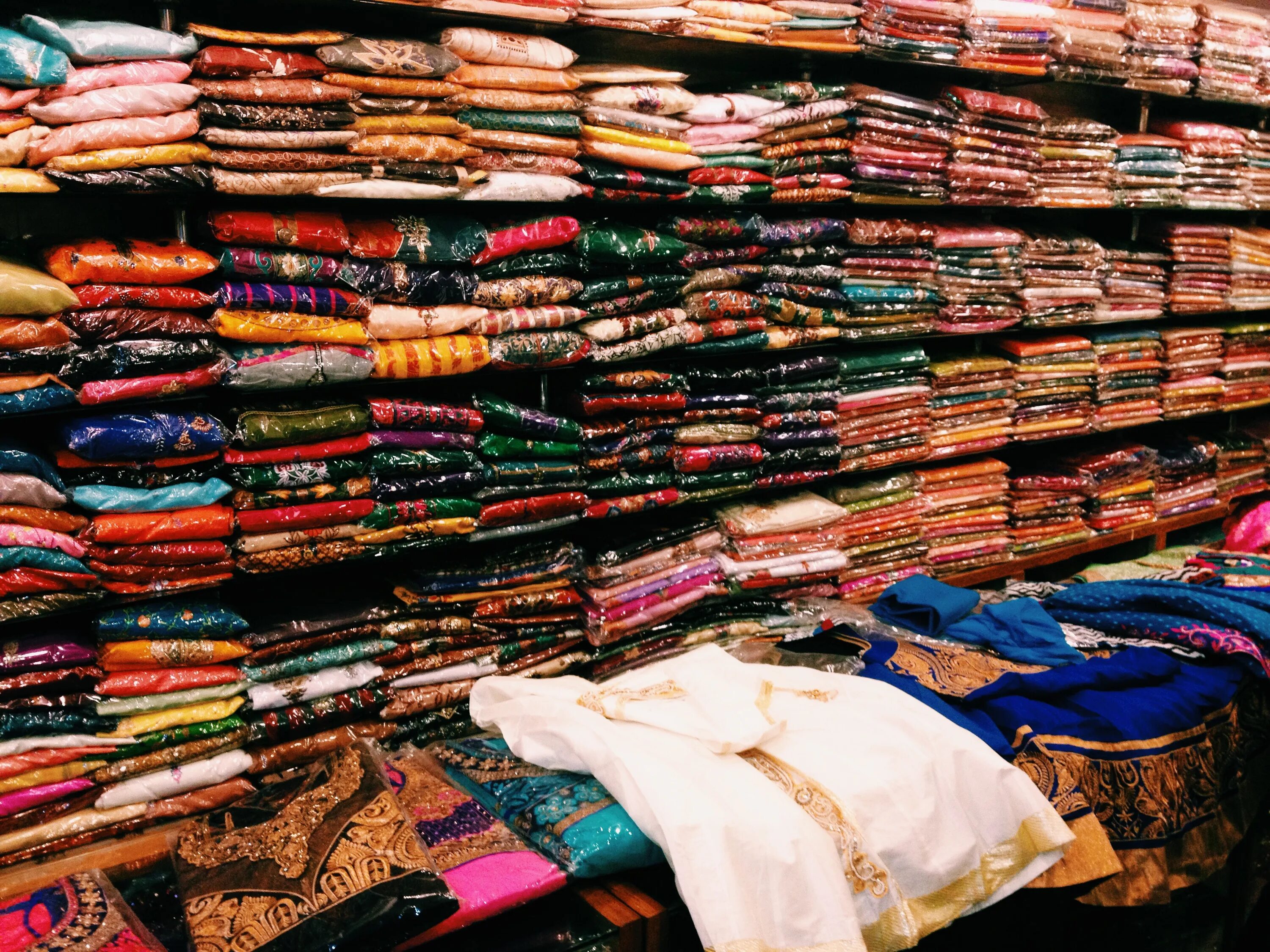 Гостиница севастополь рынок индийские товары. Индийский рынок в москве. Гостиница севастопольская в москве индийский рынок. Индийский рынок в москве. Севастопольская гостиница индийская лавка.