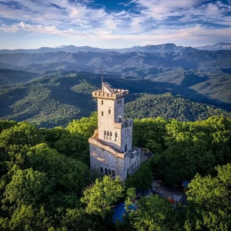 Сочи башня ахун фото. Гора большой ахун сочи. смотровая башня горы ахун. гора и башня ахун сочи. большой ахун сочи смотровая башня.