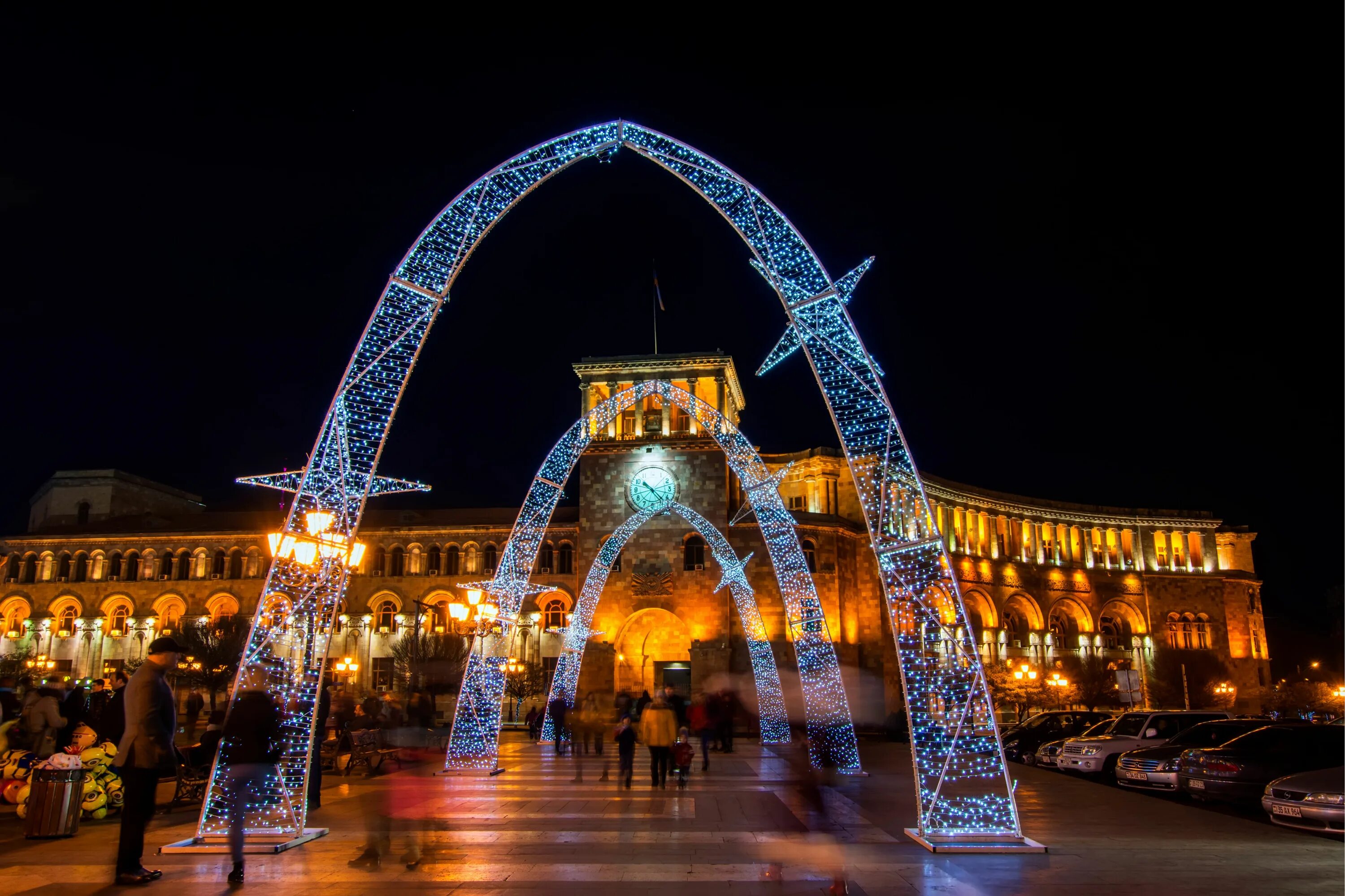 Зима Ереван площадь. Ночной Ереван зимой. Площадь Республики Ереван елка. Площадь Республики Ереван новый год. Ереван пояс