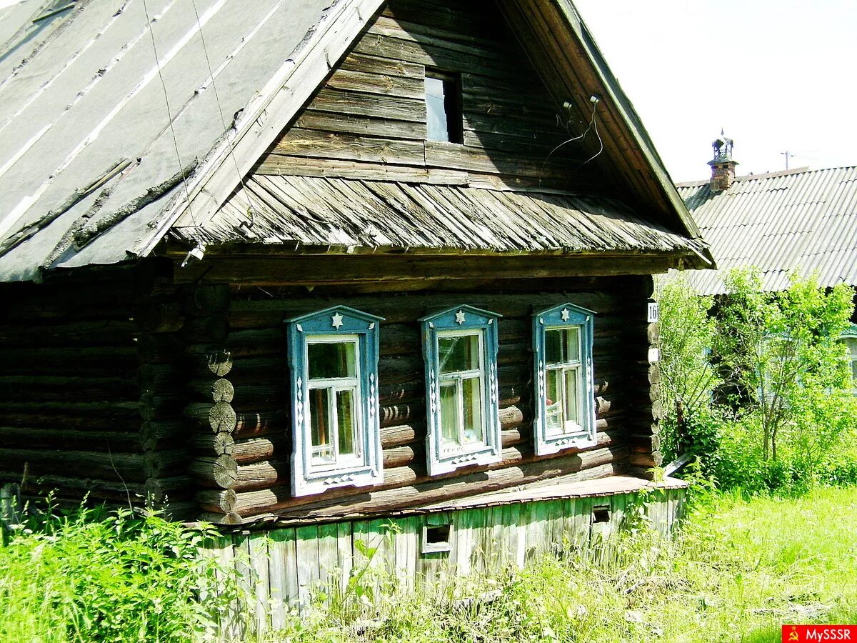 Советский дом в деревне. Советский деревянный дом. Деревенские дома. Старый домик в деревне. Старые Деревенские дома.