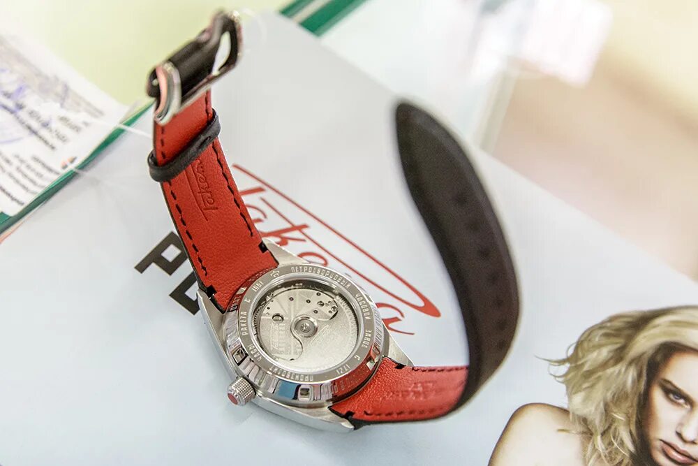 Сделай часы тусклее. Часовой завод ракета женские часы с красным ремешком. Швейцарский часовой завод. Как делать часы. Швейцария фабрика часов.