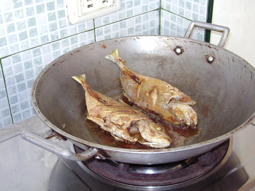 Рыба с душком. Протухшая жареная рыба. Рыба с запахом тухлятины. Запах жареной рыбы в квартире. Рыба воняет что делать