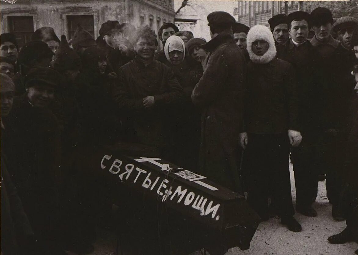 Декрет об отделении церкви от государства и школы от церкви. Советские антирелигиозные плакаты. Советские антирелигиозные плакаты атеизм в ссср. Антирелигиозная политика большевиков. Антирелигиозная пропаганда большевиков 1921-1929.