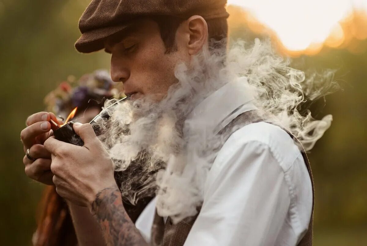 Человек с трубкой. Человек с курительной трубкой. Курящие трубки. Мужчина с курительной трубкой. Курящие трубки.