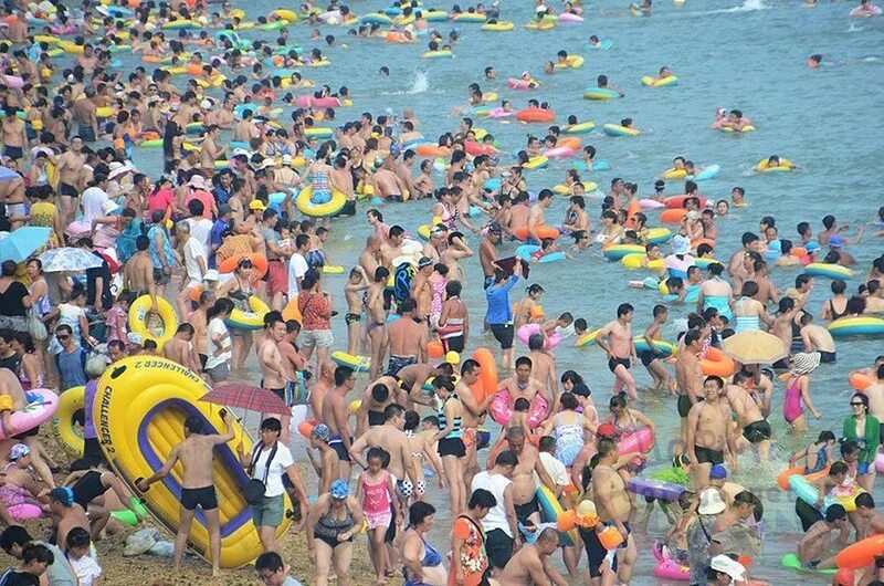 Желтое море является морем. Пляж в китае. много людей на море. много народу на пляже. куча людей на пляже.