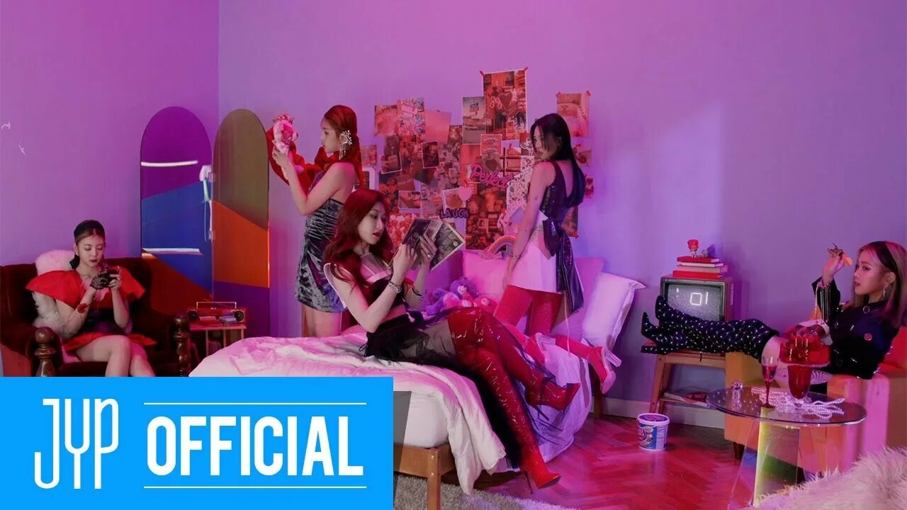 Itzy перевод. Itzy guess who album обложка. itzy guess who. itzy guess who photoshoot. itzy обои.