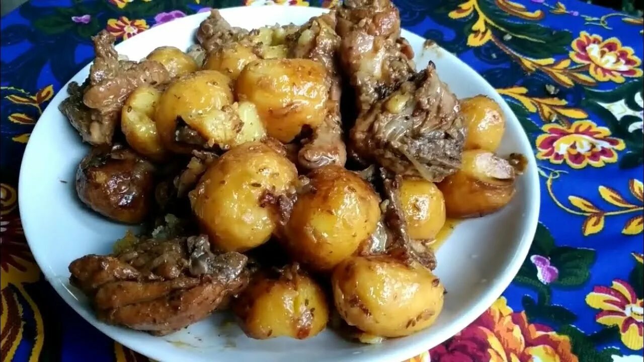 Куриное блюдо в казане. Окорочка с картошкой в казане. Куриное блюдо в казане. Куриные крылышки на костре. Куриное блюдо в казане.
