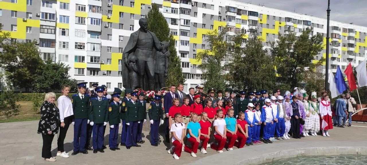 Лет он дзержинский. Памятник дзержинского оренбург. 145 лет дзержинскому. день дивизии дзержинского 100 лет. день дзержинской дивизии.