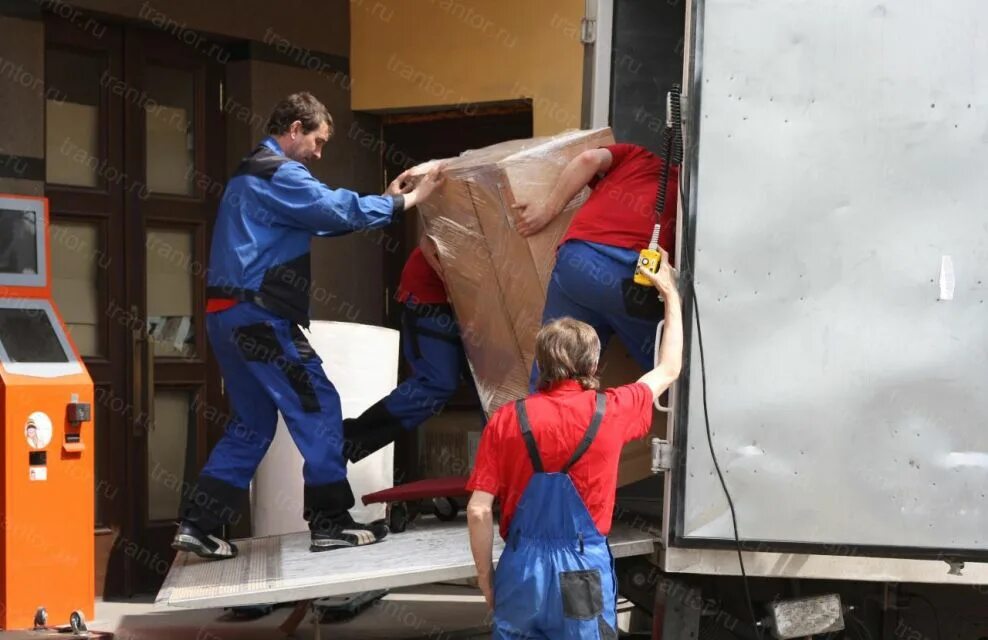 Переезд. Такелажные грузчики. Разгрузка груза. Грузчик. Погрузка и разгрузка грузов.