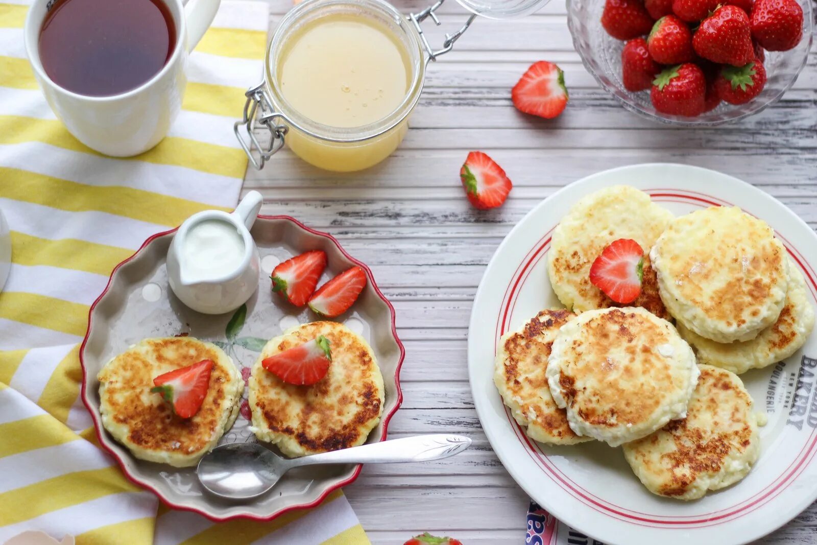 Вкусно и точка меню утром на завтрак. Красивый завтрак. вкусный и красивый завтрак. сырники. сытный завтрак.
