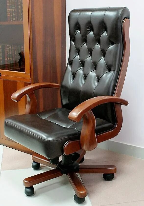 Hamlyn кресло офисное. Деревянные кресла руководителя. Кресло ришар. Кресло руководителя бастион. Офисное кресло из дерева.